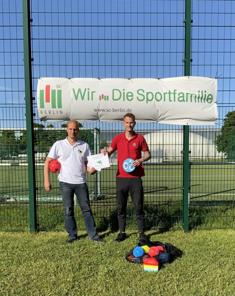 31.05.2021 - Geschäftsstellenleiter René Dallmann (li) und Vorstandsmitglied Christopher Druck (re) freuen sich über die Gründungsurkunde der neuen Abteilung SCB macht Kita (Fotograf: Julian Molkenthin)