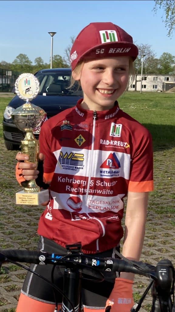 19.05.2021-Siegerin-22Frühlings-Omnium22-U11w-Martje-Plamp-mit-Wanderpokal-Fotograf-SC-Berlin-Abt.-Radsport