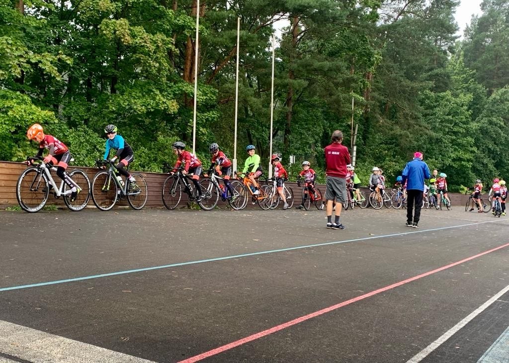 13 09 2021 Fredersdorf Die U11 stellt sich zur Disziplin 22100m fliegend22 auf Fotograf SC Berlin Abt Radsport