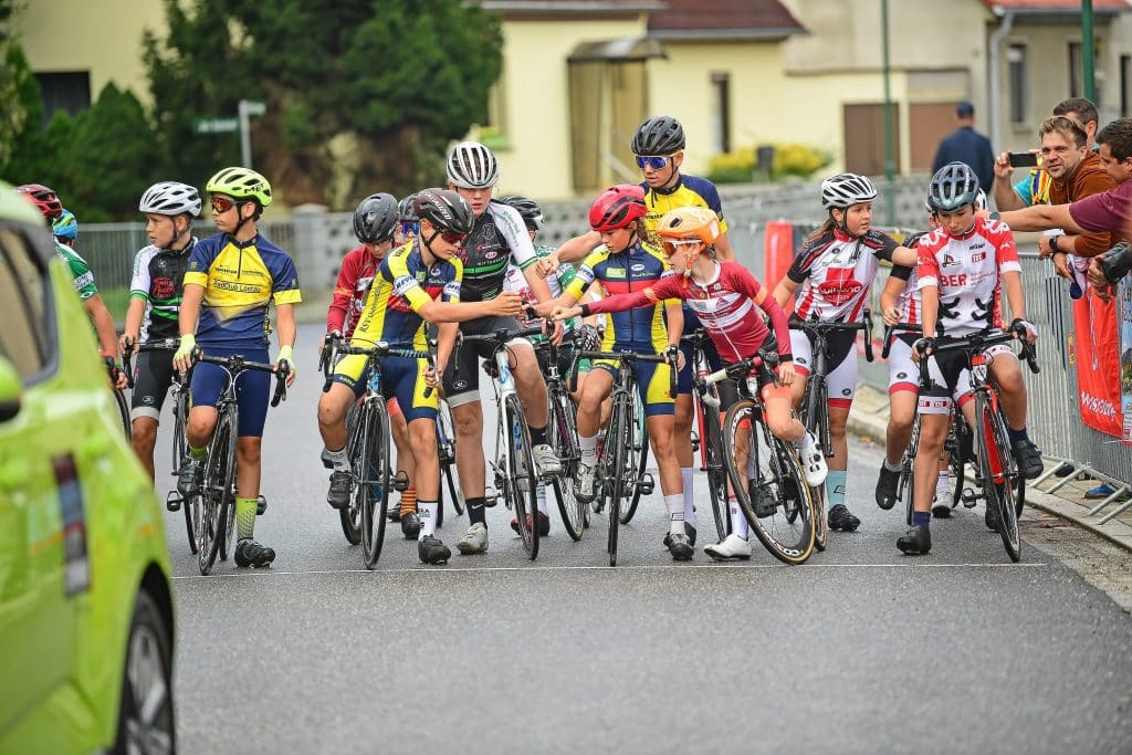 13 09 2021 Wörlitz Faires 22Abklatschen22 der Konkurrenten vor dem Start der U13 Fotograf Dietrich Kammer