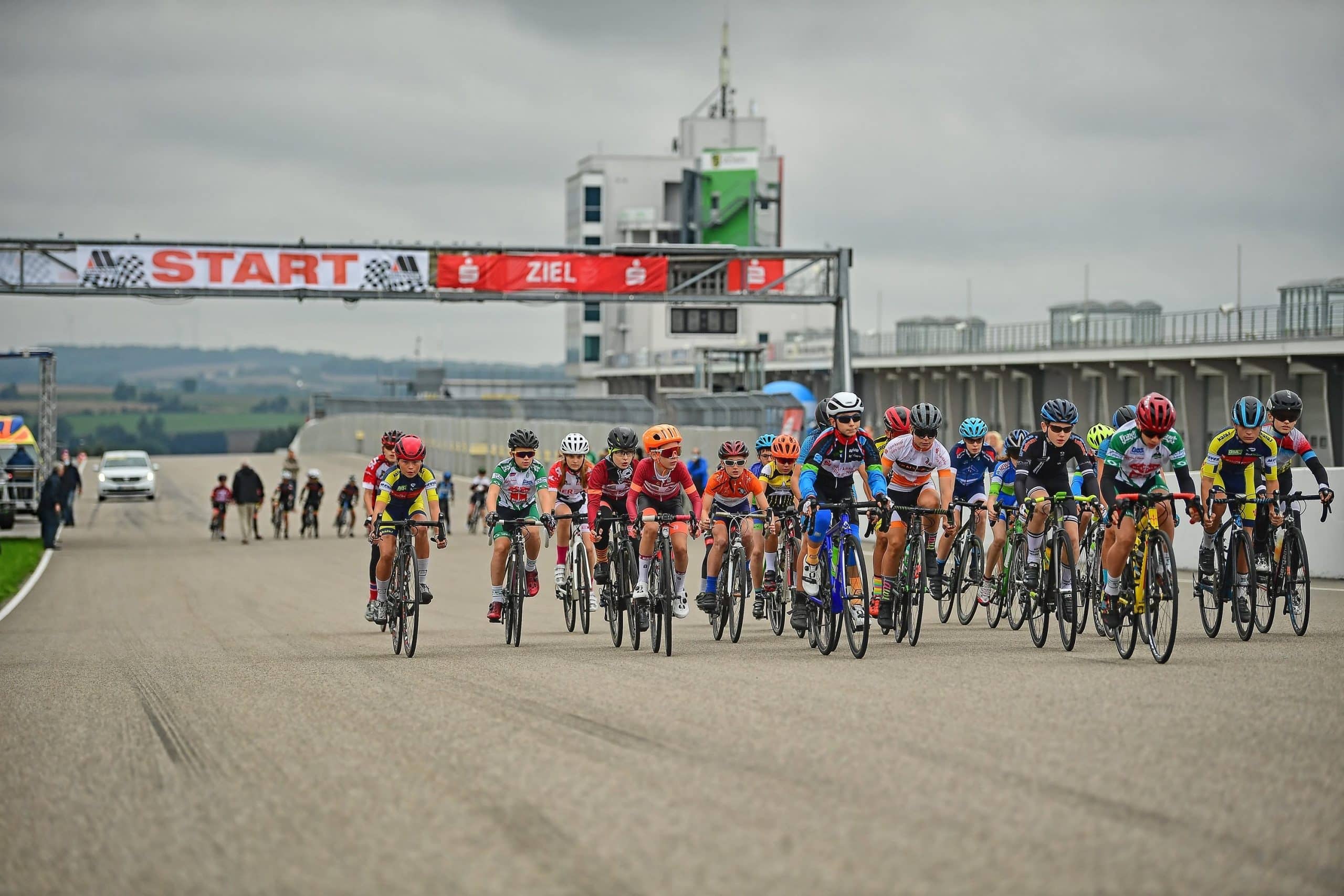 29 08 2021 Sachsenring Startphase der U13 dahinter die U11 Fotograf SC Berlin Abt Radsport