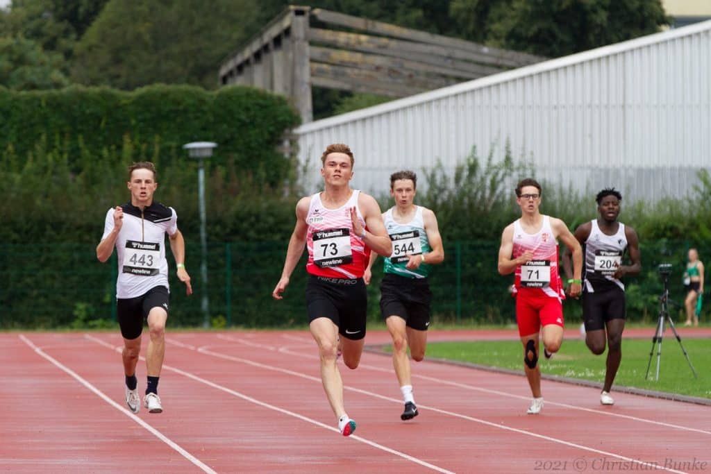 30 08 2021 Finn Voigt li im Kampf um Silber über die 200m Distanz Fotograf Christian Bunke