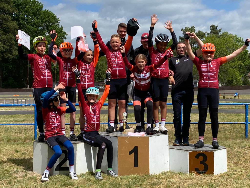 Fredersdorf Alle U13er zusammen mit den Trainern