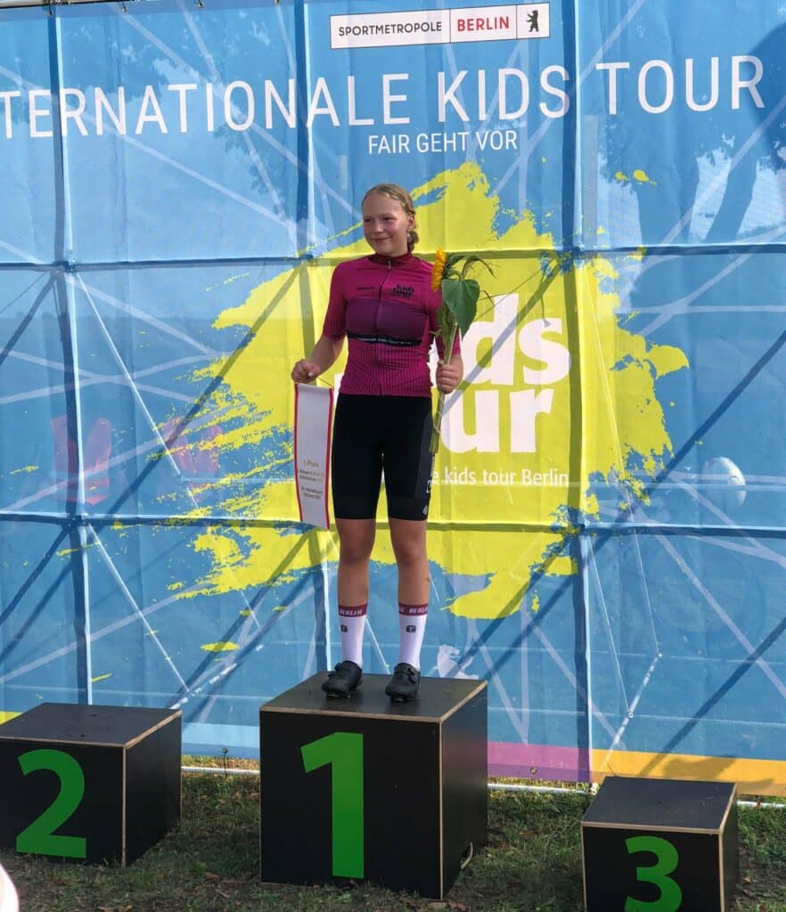 Kids Tour U15w Fuehrungstrikot fuer Marie Louise Raake nach 3 Etappen