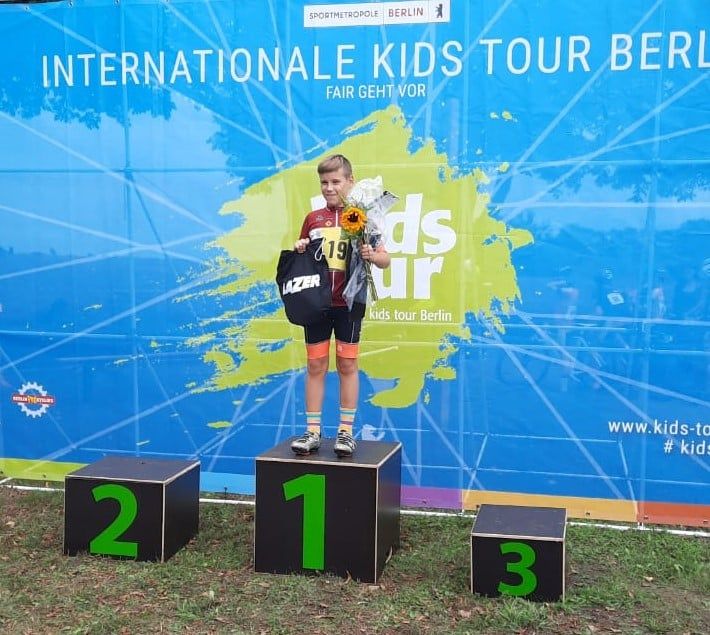  Neben der offiziellen Kids Tour fanden auch wieder Fette Reifen Rennen (ohne Rennrad) statt. Sportlerinnen und Sportler, die noch neu dabei sind, also noch keine Lizenz haben, können hier schon erste Wettkampferfahrungen im Radsport sammeln.  Unser U11-Neuzugang Nikita Maslii konnte bei diesen beiden Rennen sein Können  unter Beweis stellen und wurde jeweils Erster. Pepe Kniep und Mia Radanovic folgten Nikita beim zweiten Rennen am Kaufpark Eiche auf den Plätzen 2 und 3.