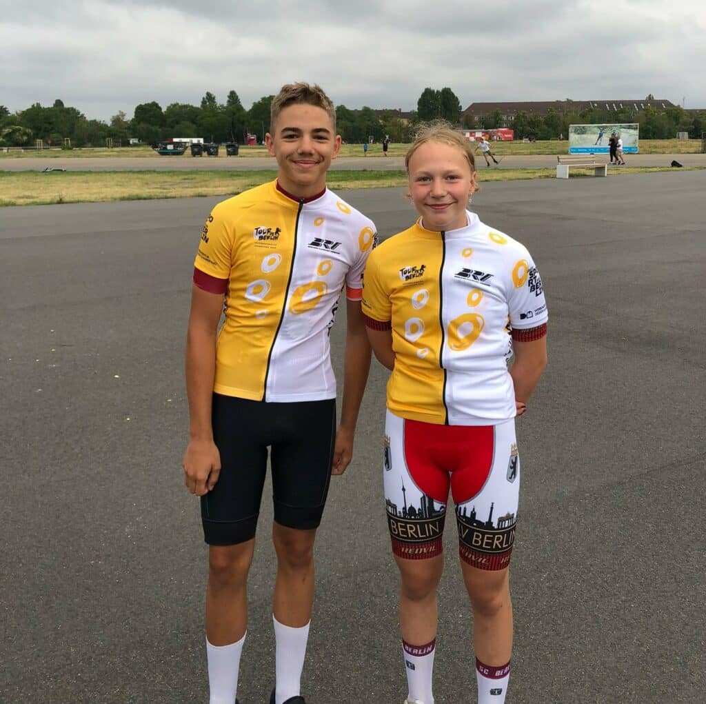 TdB U15 Fuehrungstrikots fuer Marie Louise Raake und Anton Arndt nach dem 1 Tag