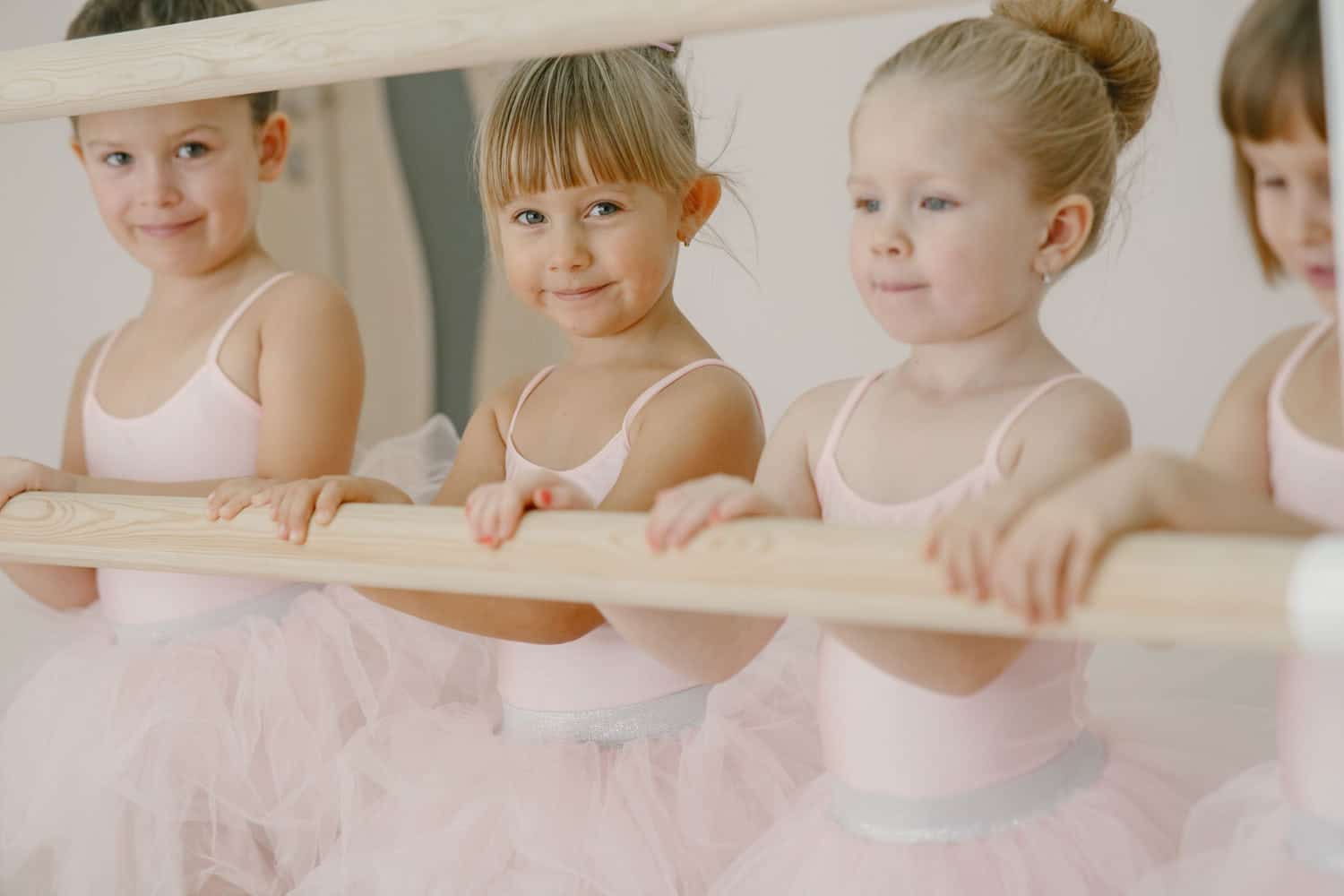 kompr cute little ballerinas in pink ballet costume children in a pointe shoes is dancing in the room kid in dance class