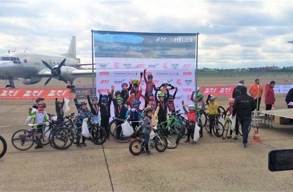 Airfieldrace Anfaengerennen 1 Platz Peter Herda 2 Platz Arthur Wach 3 Platz Levin Arendt