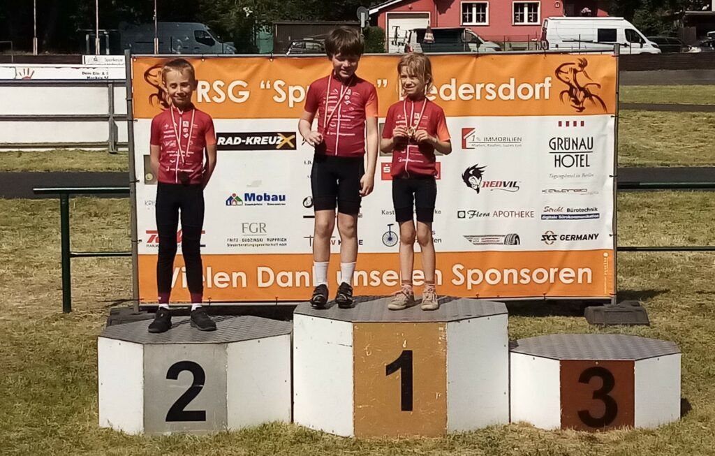 Fredersdorf Anfaenger U9 1 Platze Lena Grundei und Peter Herda 2 Platz Levin Arendt