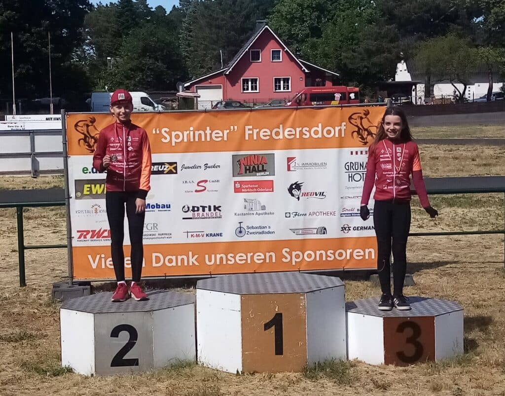 Fredersdorf Anfaenger U13 2 Platz Mia Radanovic 3 Platz Lena Milla Schoenebeck