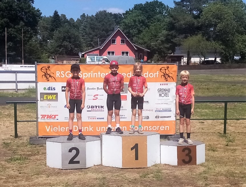 Fredersdorf Anfaenger U9 1 Plaetze Lena Grundei und Jasper Walther 2 Platz Levin Arendt 3 Platz Theodor Puehs