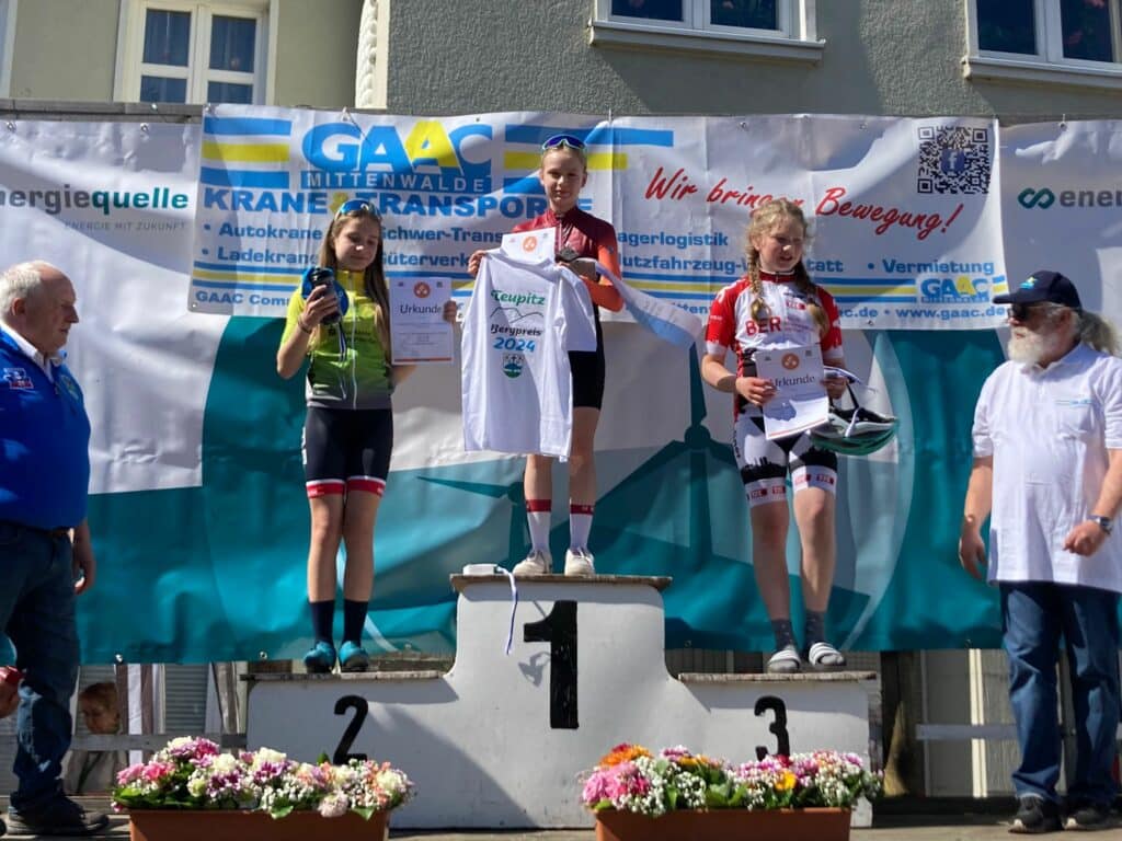 Mittenwalde U13w 1 Platz Martje Plamp mit Bergtrikot