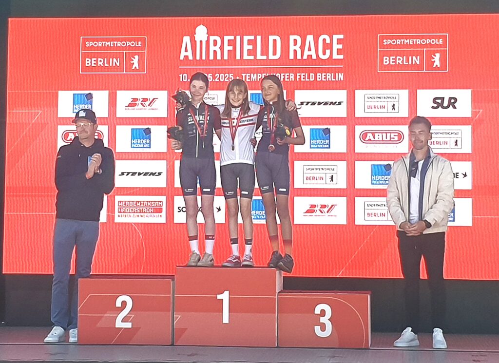 LVM Straße U13w 1 Platz Romy Hoppe 2 Platz Kaja Gellner 3 Platz Marta Gaulke