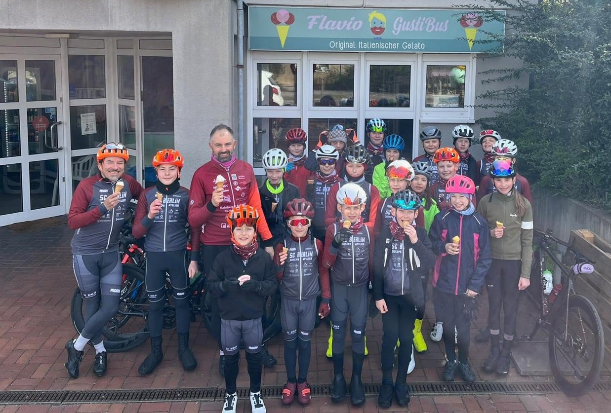 Eis Pause auf der Rückfahrt zum Verein